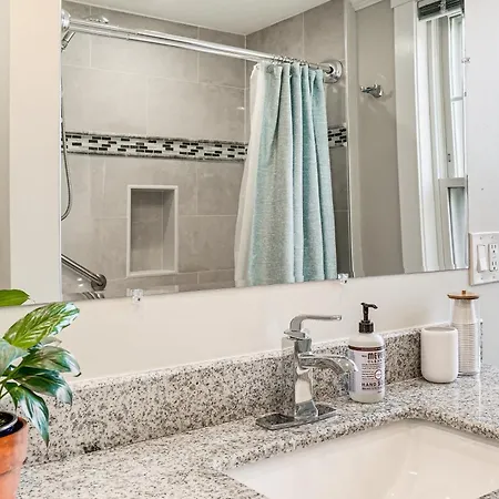Walk To Constitution Beach: Mid-century Gem Apartment
