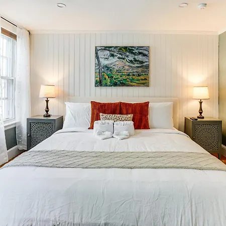 Walk To Constitution Beach: Mid-century Gem Apartment