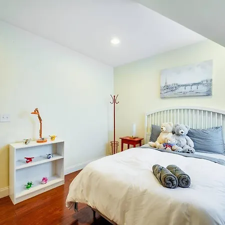 Free Parking Stocked Kitchen 10 Min Apartment
