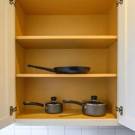 Free Parking Stocked Kitchen 10 Min Apartment *