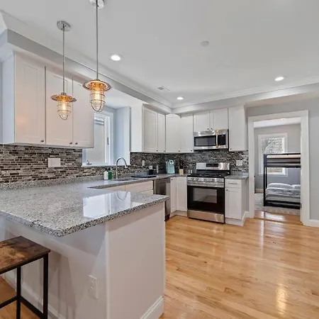 Modern Luxury Steps From Zoo & Golf Course Apartment