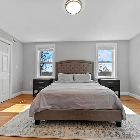 Modern Luxury Steps From Zoo & Golf Course *