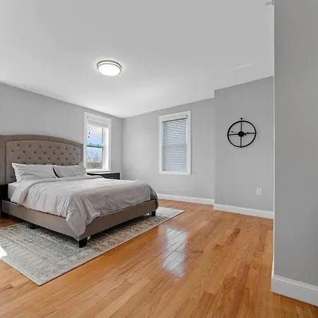 Modern Luxury Steps From Zoo & Golf Course