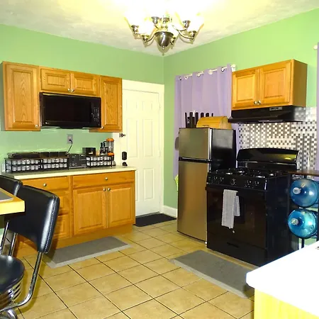 Comfortable 4 Bd Close To Everything Apartment *