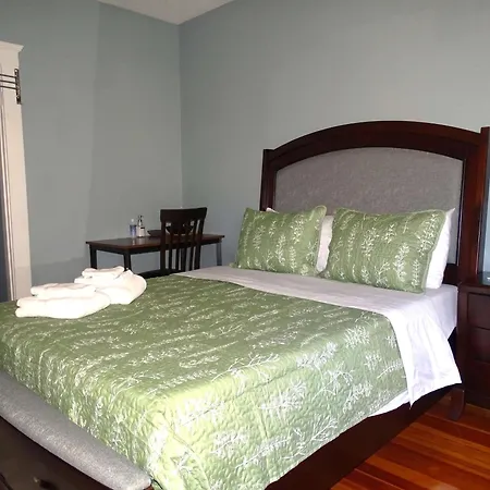 Comfortable 4 Bd Close To Everything Apartment