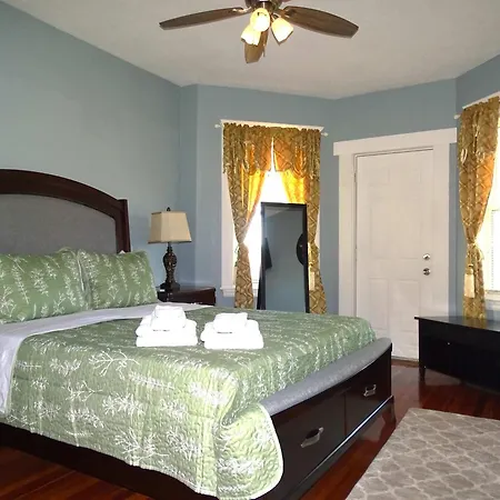 Comfortable 4 Bd Close To Everything Apartment *