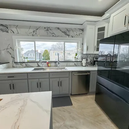 Apartment 3br Gem Skyline Views, Laundry & Air *