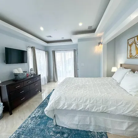 3br Gem Skyline Views, Laundry & Air * Boston