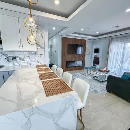 3br Gem Skyline Views, Laundry & Air Apartment