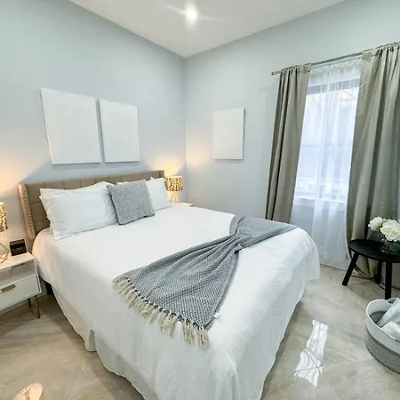 3br Gem Skyline Views, Laundry & Air Apartment *