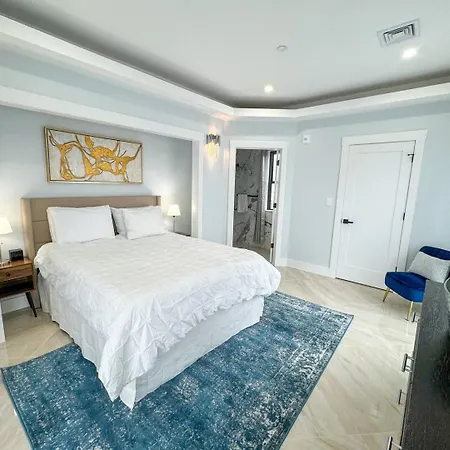 Apartment 3br Gem Skyline Views, Laundry & Air *