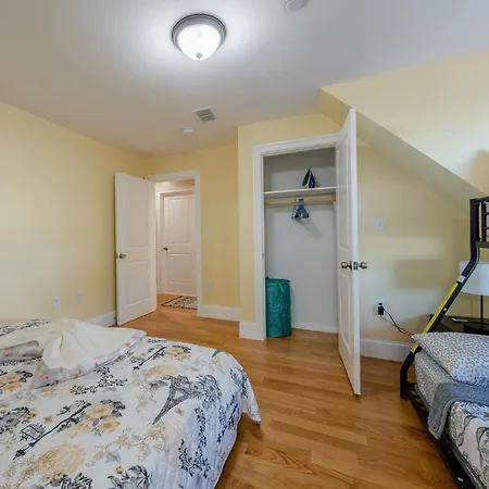 Comfortable 4Br Boston Home W Bathtub, Free Parking - Near Red Line & Zoo 2333 * Boston