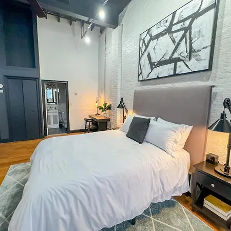 Expansive Back Bay Loft, Sleeps 4, 1b1b Boston