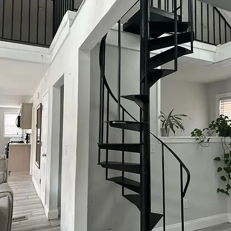 Stylish 2nd Floor Unit, Are Going To It! Boston