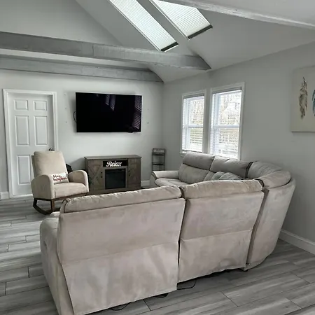 Stylish 2nd Floor Unit, Are Going To It!