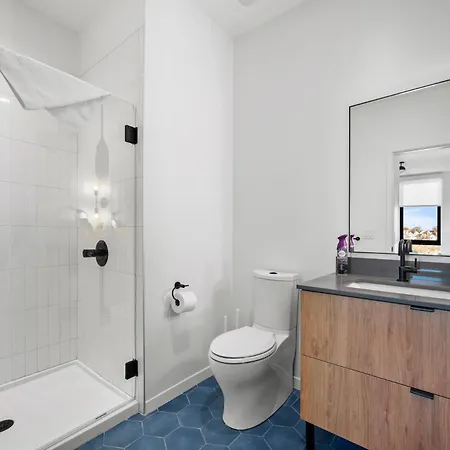 Luxury Furnished Near Logan Airport Apartment *