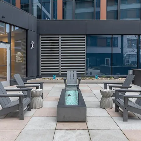 Bright Downtown With Gym Apartment *