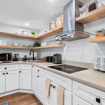 Roslindale Village Apartment *