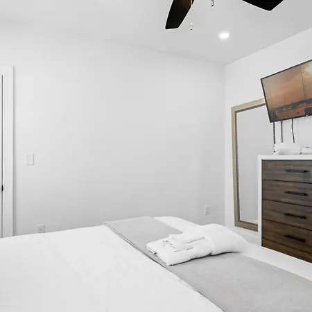 Roslindale Village Apartment *