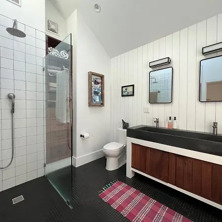 Waterfront Escape - Close To Airport & Downtown Villa