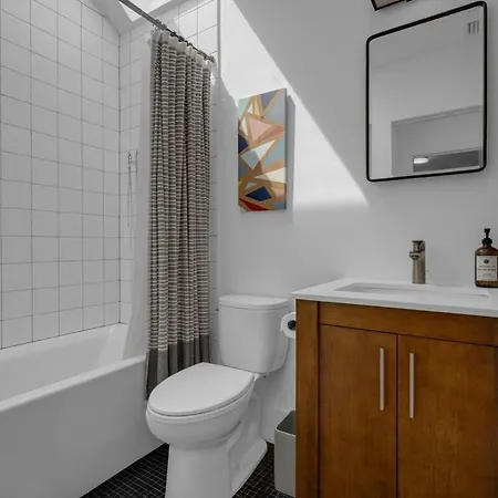 Villa Waterfront Escape - Close To Airport & Downtown