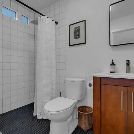 Waterfront Escape - Close To Airport & Downtown *