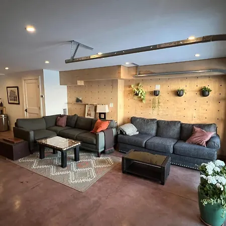 Waterfront Escape - Close To Airport & Downtown Villa