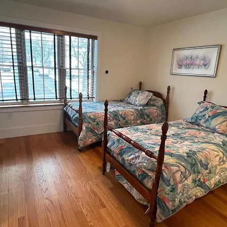 Waterfront Escape - Close To Airport & Downtown Villa