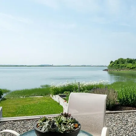 Villa Waterfront Escape - Close To Airport & Downtown Boston
