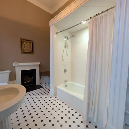 Beacon Hill: The Aldrich House Holiday home