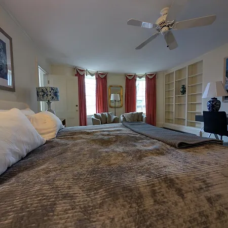 Beacon Hill: The Aldrich House Holiday home