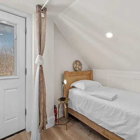Roslindale Village Apartment
