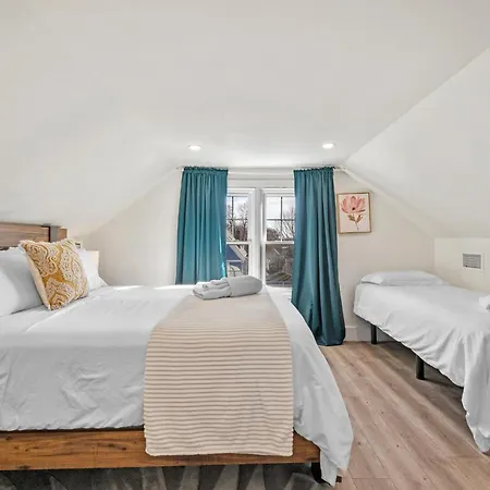 Roslindale Village Apartment *