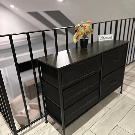 Stylish 2nd Floor Unit, Are Going To It! Apartment *