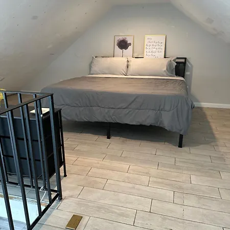 Stylish 2nd Floor Unit, Are Going To It! Apartment *