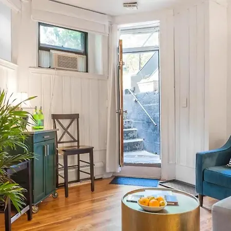 Lovely Next To Prudential & Newbury St *