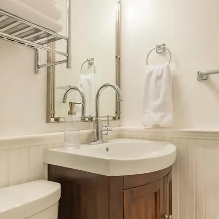 Apartment Lovely Next To Prudential & Newbury St
