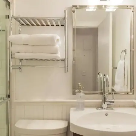 Lovely Next To Prudential & Newbury St Apartment *