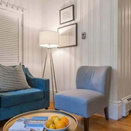 Lovely Next To Prudential & Newbury St *