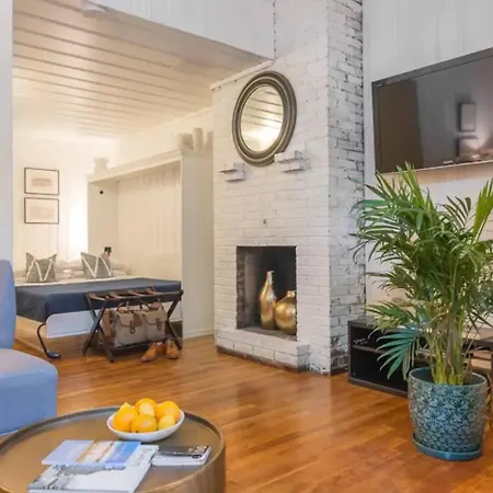 Lovely Next To Prudential & Newbury St Apartment *