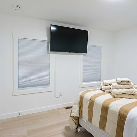 Modern East 2 Bed 2 Bath Boston