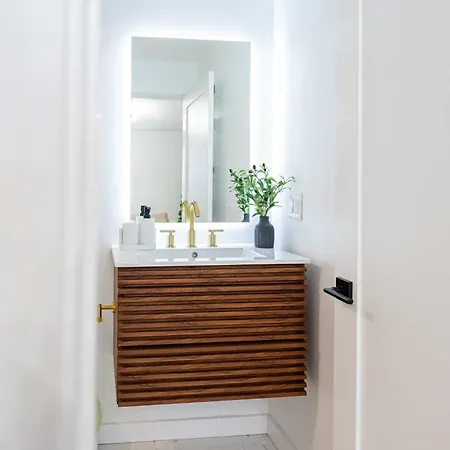 Apartment Modern East 2 Bed 2 Bath Boston