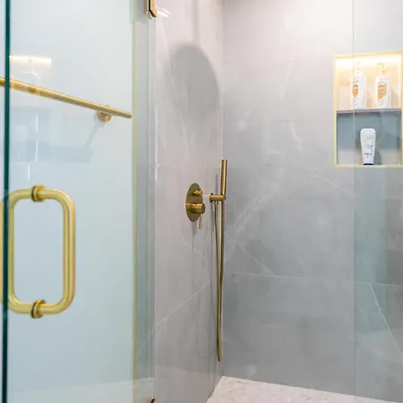 Modern East 2 Bed 2 Bath *