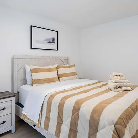 Modern East 2 Bed 2 Bath Boston