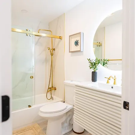 Modern East 2 Bed 2 Bath Apartment