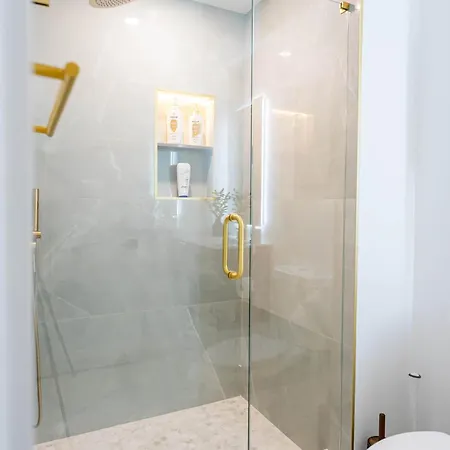 Apartment Modern East 2 Bed 2 Bath