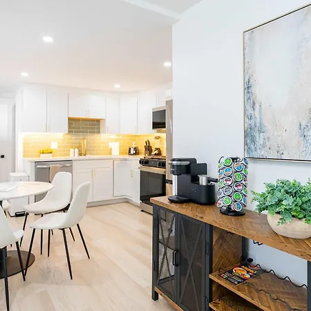 Modern East 2 Bed 2 Bath Apartment *