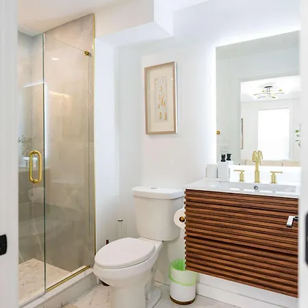 Modern East 2 Bed 2 Bath *