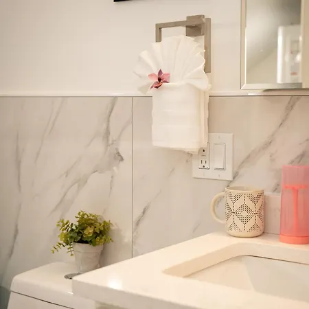 Apartment 40-newly Renovated, Stylish And Beautiful With 4br *