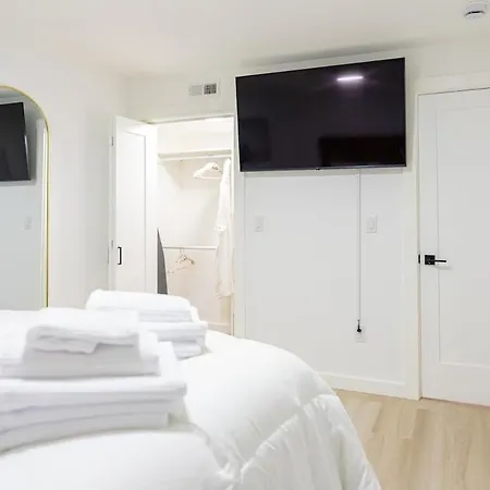 Luxury 2 Bed 2 Bath East * Boston